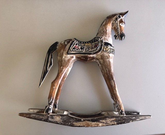 Dagelijks snor Naar behoren Houten hobbel paard ±40cm whitewash – Zus & Zo Oostburg | Unieke cadeau's  vindt u hier!