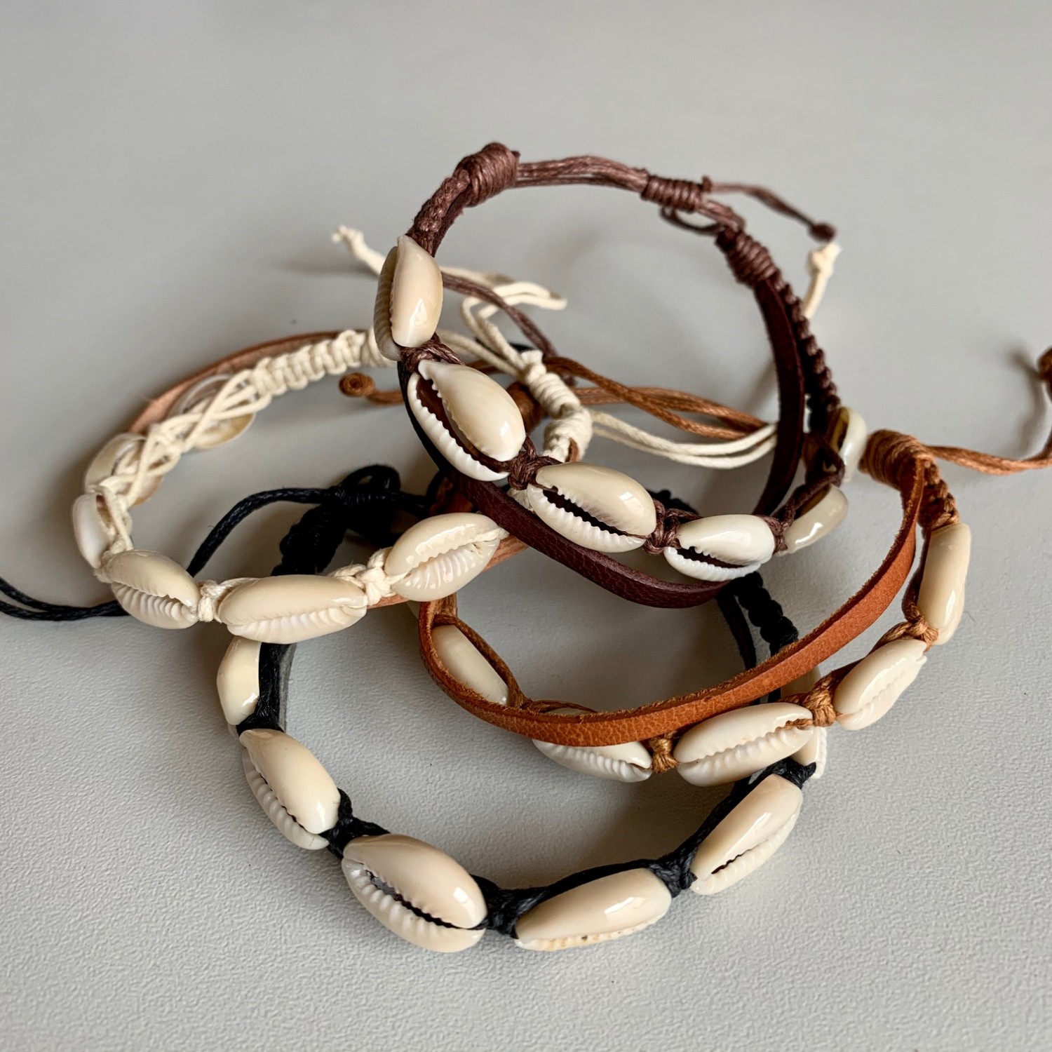 Schelpen armband bruin wax koord + leder bandje 6 schelpjes – & Zo Oostburg | Unieke cadeau's vindt u hier!