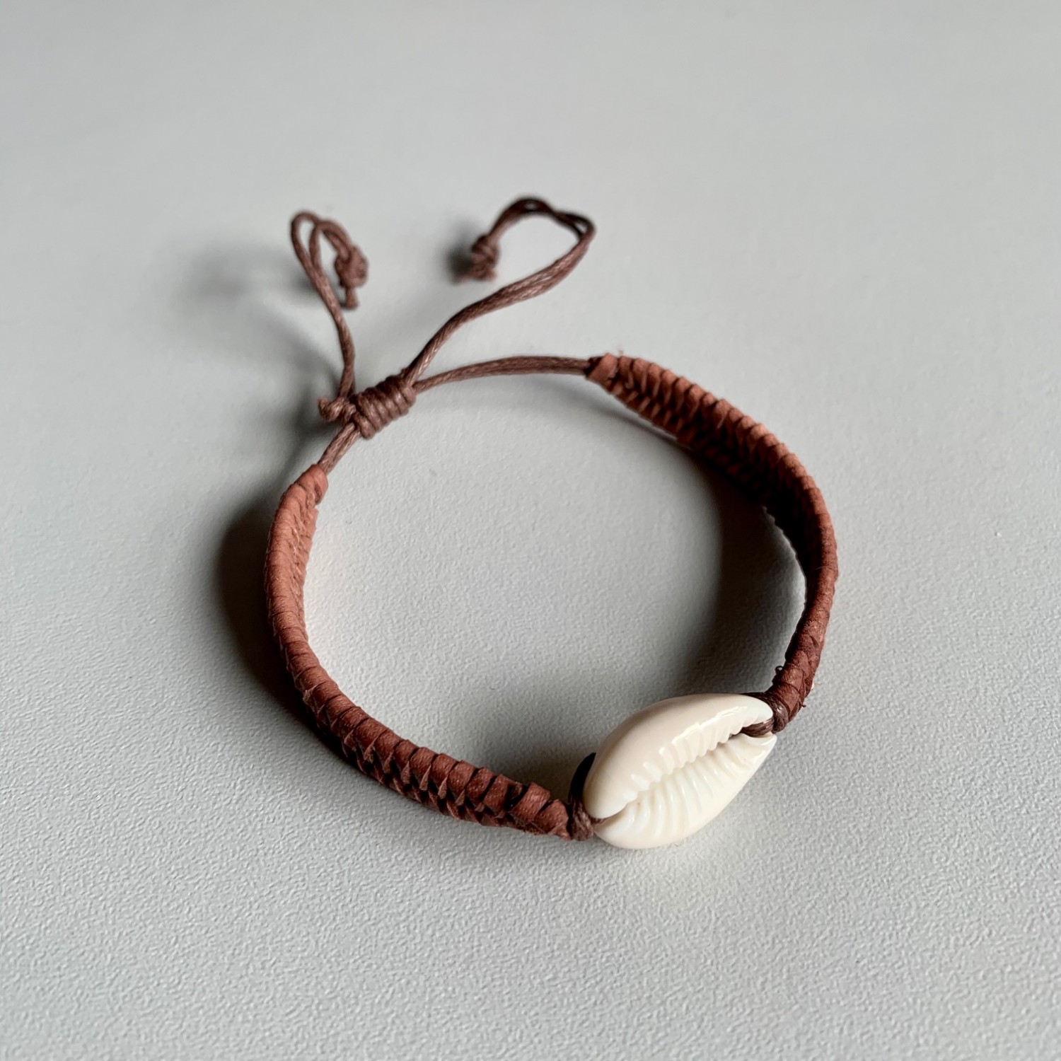 Schelpen armband donkerbruin wax 1 schelp – & Zo Oostburg | Unieke cadeau's vindt u hier!